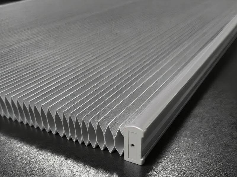 Single-cell honeycomb blind cross-section -- one air-trapping cell layer for basic thermal insulation